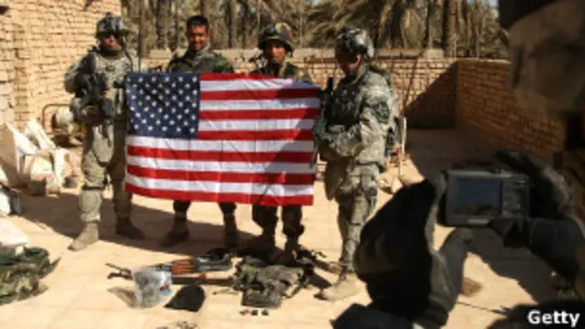 Irak polisi ve Amerikan askerleri
