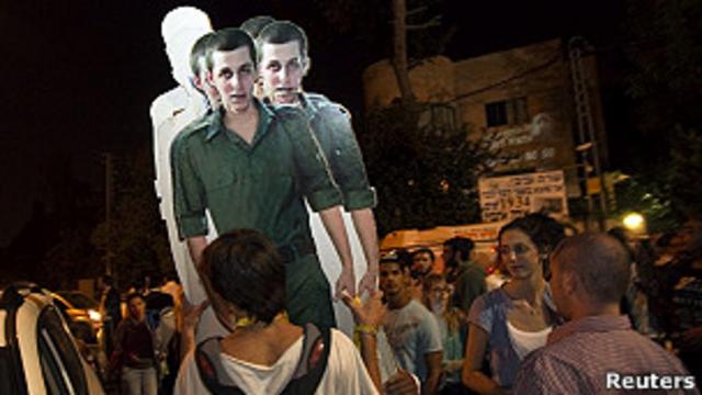 Фотографии Гилада Шалита на демонстрации в Израиле
