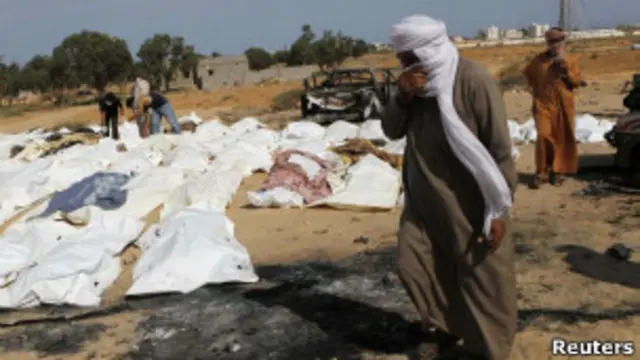 Трупы, закрытые белыми полотнищами