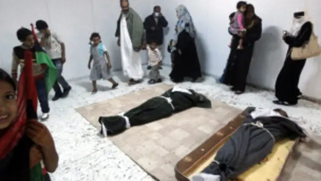 Jenazah Gaddafi dan putranya di Misrata