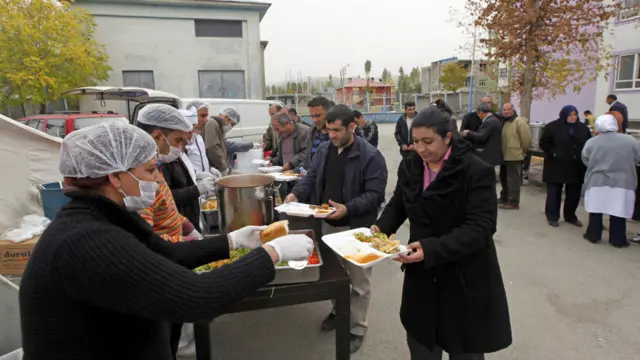 Pembagian makanan bagi korban gempa Turki
