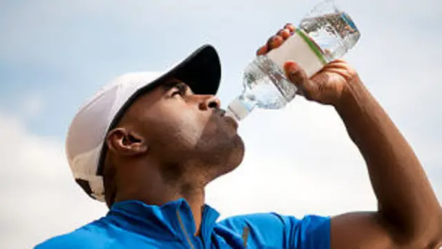 hombre bebiendo botella de agua