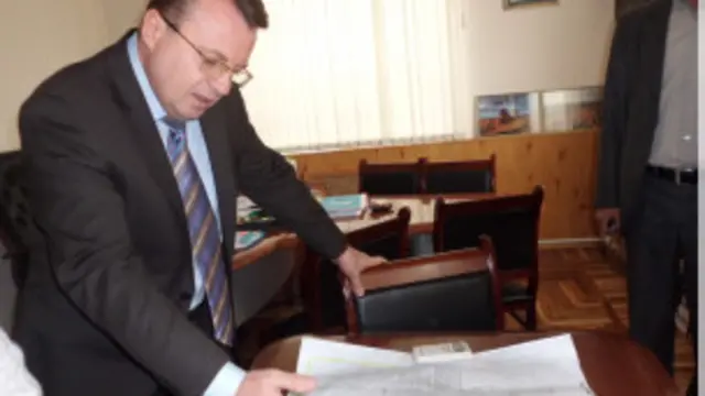 Вячеслав Красиенко шаардагы көрүстөндөр картасын көрсөтүүдө