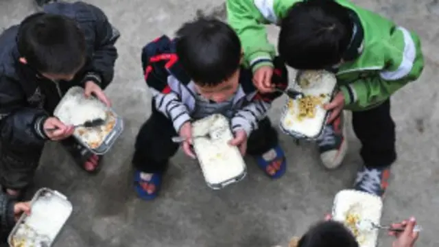 小学生正在操场上吃晚饭