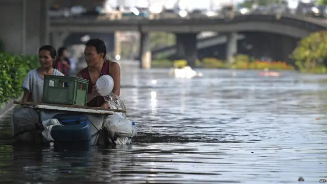 Warga Bangkok menggunakan perahu buatan 