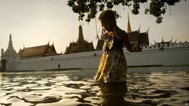 Seorang anak di depan istana