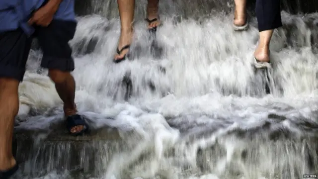Warga Bangkok berjalan di tangga