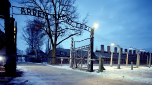 Ворота в лагерь Освенцим