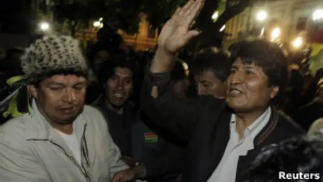 O presidente boliviano Evo Morales acena após vetar a construção da rodovia.