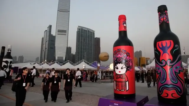 香港旅发局举办的“美酒佳肴巡礼”在香港西九龙海滨长廊举行（BBC中文网照片，27/10/2011）