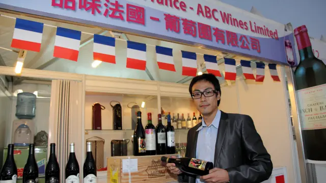 香港旅发局举办的“美酒佳肴巡礼”在香港西九龙海滨长廊举行（BBC中文网照片，27/10/2011）