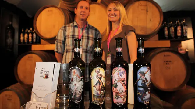 香港旅发局举办的“美酒佳肴巡礼”在香港西九龙海滨长廊举行（BBC中文网照片，27/10/2011）