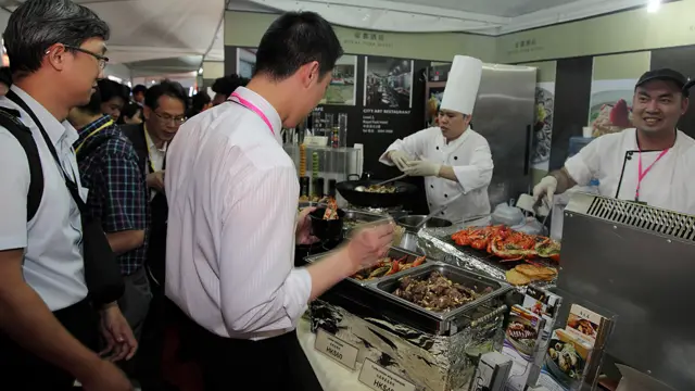 香港旅发局举办的“美酒佳肴巡礼”在香港西九龙海滨长廊举行（BBC中文网照片，27/10/2011）