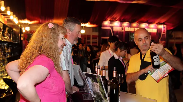 香港旅发局举办的“美酒佳肴巡礼”在香港西九龙海滨长廊举行（BBC中文网照片，27/10/2011）