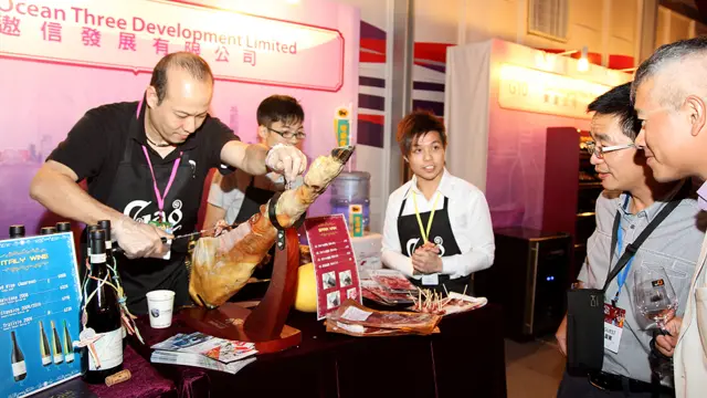 香港旅发局举办的“美酒佳肴巡礼”在香港西九龙海滨长廊举行（BBC中文网照片，27/10/2011）