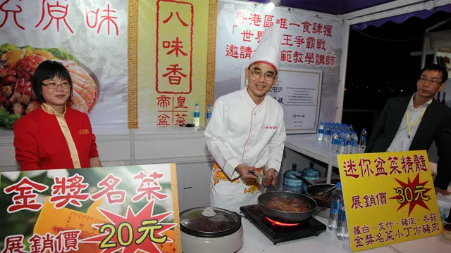 香港旅发局举办的“美酒佳肴巡礼”在香港西九龙海滨长廊举行（BBC中文网照片，27/10/2011）