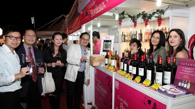 香港旅发局举办的“美酒佳肴巡礼”在香港西九龙海滨长廊举行（BBC中文网照片，27/10/2011）