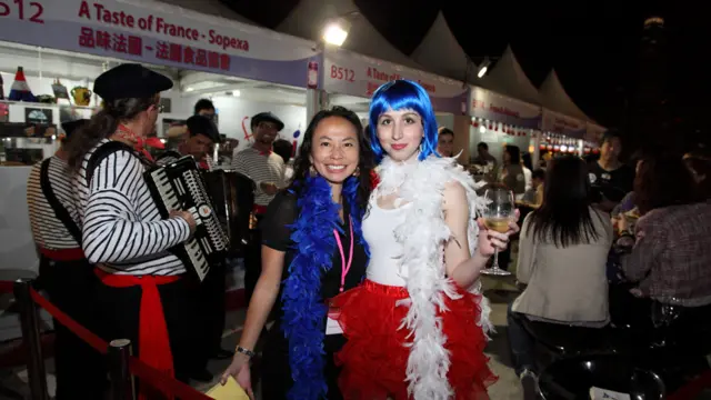 香港旅发局举办的“美酒佳肴巡礼”在香港西九龙海滨长廊举行（BBC中文网照片，27/10/2011）