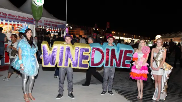 香港旅发局举办的“美酒佳肴巡礼”在香港西九龙海滨长廊举行（BBC中文网照片，27/10/2011）