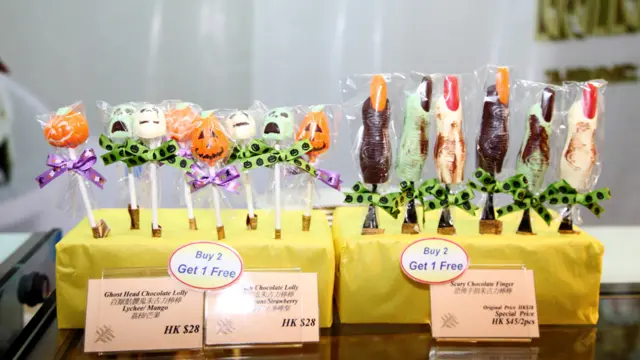 香港旅发局举办的“美酒佳肴巡礼”在香港西九龙海滨长廊举行（BBC中文网照片，27/10/2011）