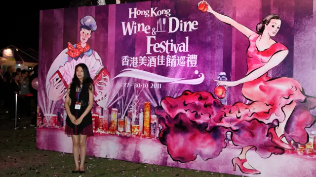 香港旅发局举办的“美酒佳肴巡礼”在香港西九龙海滨长廊举行（BBC中文网照片，27/10/2011）