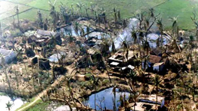 250 किलोमीटर प्रति घंटा की रफ़्तार वाली हवाओं के साथ आए तूफ़ान के रास्ते में जो कुछ भी पड़ा वो तहस नहस हो गया.