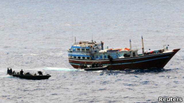 Британские морские пехотинцы высаживаются на лодку в районе Сомали