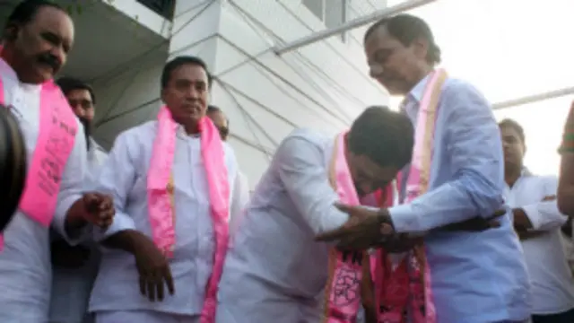 تلگودیشم سے عیلحدگی اختیار کرنے والے چندر شیکھر راؤ نے تلنگانہ راشٹرسمیتی کے نام سے اپنی الگ پارٹی بنائی