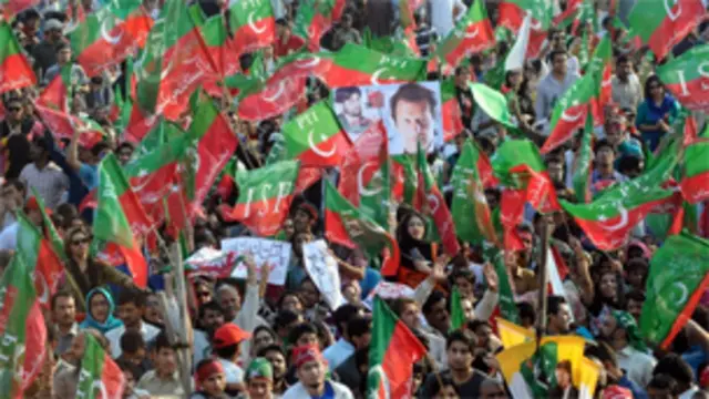 عمران خان او نور همنوا احتجاج كوي، امريكا نه مني، د ناټو اکمالات لاره بندوي، د عمران خان او د هغه د اتحاديانو يو سر يو څه فكر كوي، بل سر يې بل څه بل څه وايي.