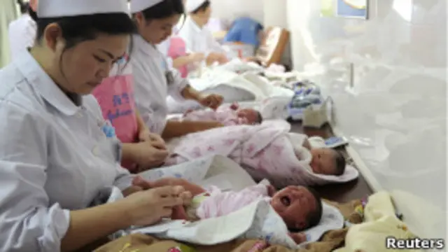 चीन में सरकार की एकल संतान नीति लोगों के बीच अलोकप्रिय हो रही थी.