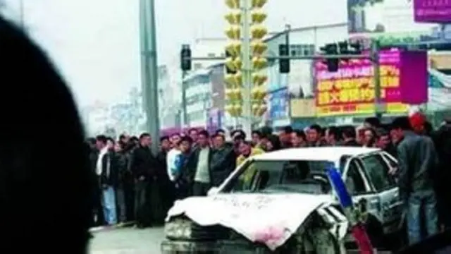 Hình ảnh hiện trường sau vụ tai nạn đã được lan truyền trên các blog Trung Quốc.