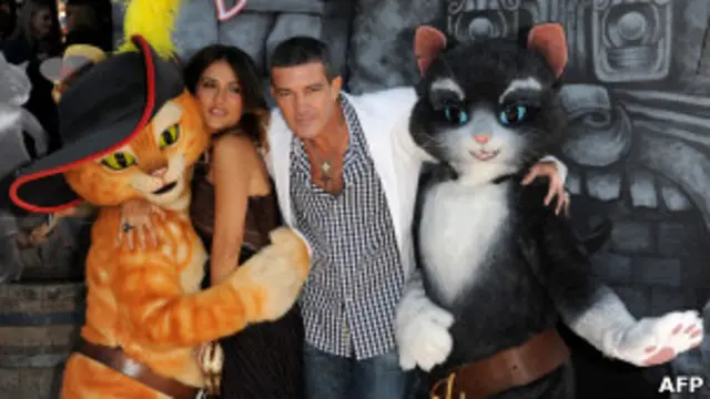 "گربه چکمه پوش" که در آن آنتونیو باندراس، بیلی باب تورنتون و سلما هایک به جای شخصیت های کارتونی حرف می زنند