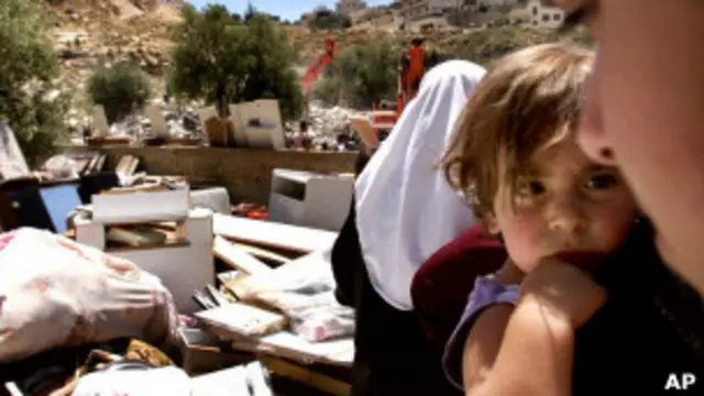 عائلة بعد هدم منزلها حي سلوان