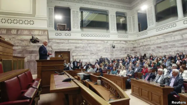 PM Yunani George Papandreou di depan parlemen.