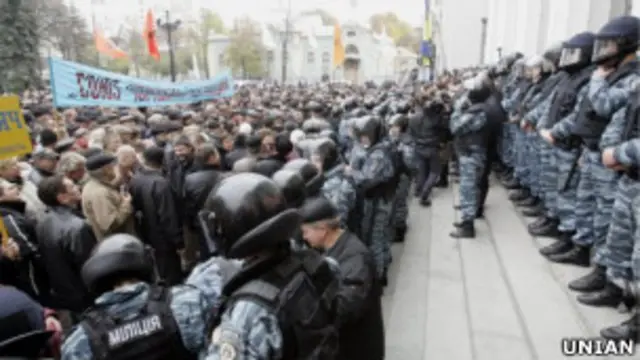Протести під парламентом 
