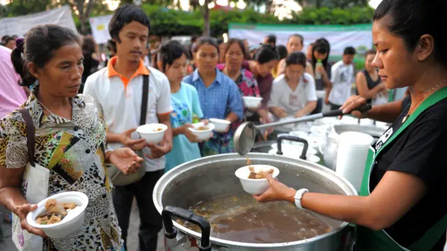 Antrian makanan di dapur umum
