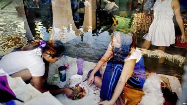 Makan bersama di sebuah salon kecantikan