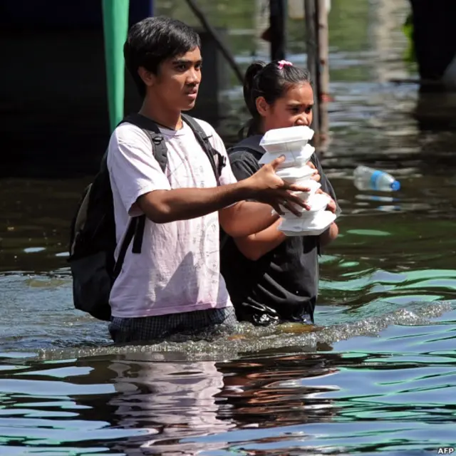 Menerobos banjir sambil membawa makanan