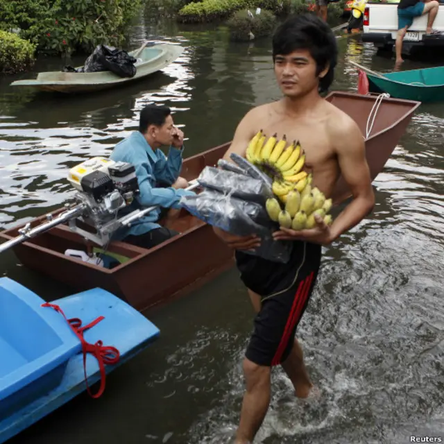 Menerobos banjir sambil membawa pisang