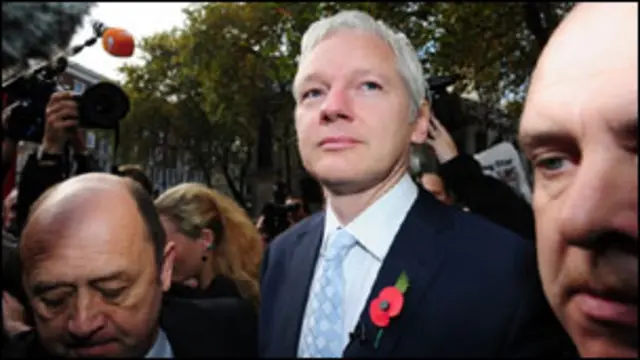 Ông Julian Assange trước Tòa Thượng thẩm ở London sáng 2/11