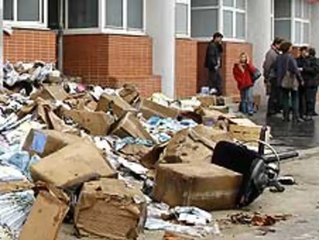 ပဲရစ်မြို့ ရှာလီဟတ်ဘ်ဒို မဂ္ဂဇင်းတိုက် ရှေ့မှာ မီးရှို့ တိုက်ခိုက်မှုတွေ ပြုလုပ်ခဲ့တာ ဖြစ်ပါတယ်