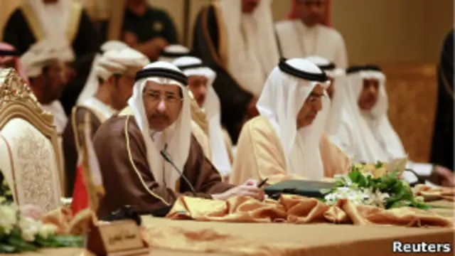 محافظ مصرف الإمارات المركزي، سلطان بن ناصر السويدي (يسار)