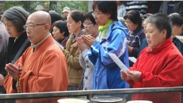 Phật tử ở chùa Long Tuyền