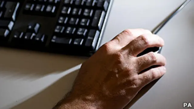 Una mano con un ratón