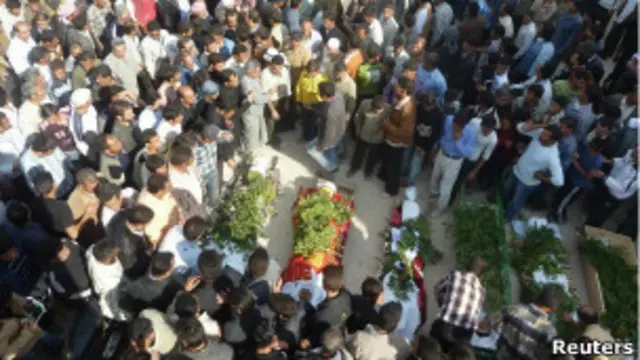 Upacara pemakaman warga sipil di Homs