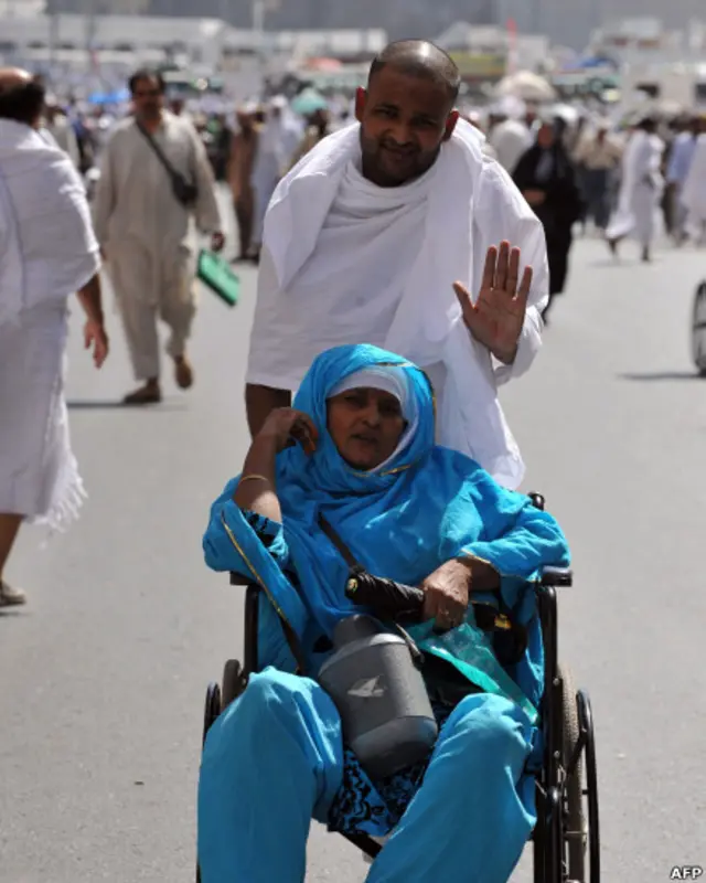 حج کے لیے آنے والوں میں لاچار اور ضعیف افراد بھی ہیں جن کے ہمراہ آنے والے افراد اس فریضے کی ادائیگی میں ان کی مدد کریں گے