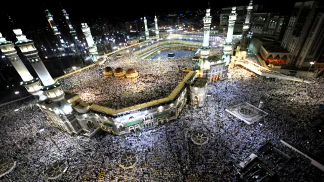 Həcc ziyarətinə gələnlər Böyük Məsciddəki ibadətdə iştirak edirlər.