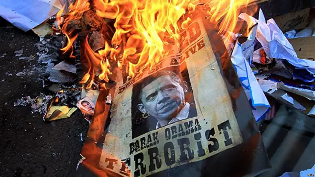 روحاني د امریکا ولسمشر بارک اوباما ته په تېر سپتمبر کې د سفر پرمهال په تیلیفون غږېدلی و، چې په دې کار سره ګڼ ایرانیان خوشحاله شول، او دا يې پر ایران د بندیزونو د کمښت او له لوېديځ سره د اړیکو د ښه کېدو پیلامه بللې وه. 