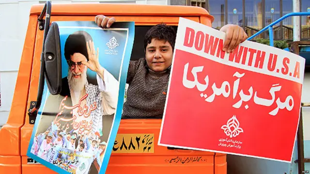 روحاني د ایران له مذهبي مشر ایت الله علي خامنئي له دې اړخه مننه کړ‎ې، چې پر خپل دریځ ټینګ ولاړ دی، او نومړي په ځینو خبرو کې په وار-وار ویلي چې له امریکا سره د خبرو پر پایلو شکمن دی. 