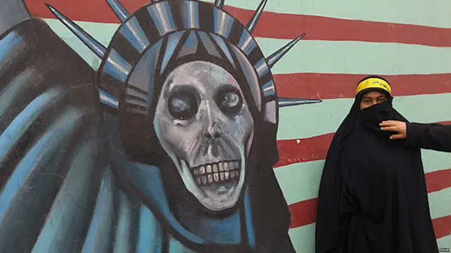 سخت دریځو پر لوحو د امریکا ضد لوی شعارونه لیکلي وو، خو د چارواکو په امر یې خپل دغه شعارونه لیرې کړل. 